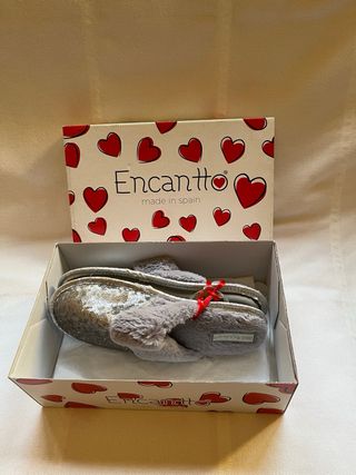 Zapatillas Encanto grises y plateadas