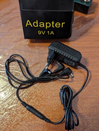 Alimentatore 9V 1A pedali chitarra triplo.
