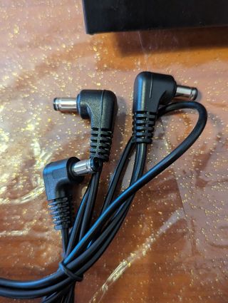 Alimentatore 9V 1A pedali chitarra triplo.