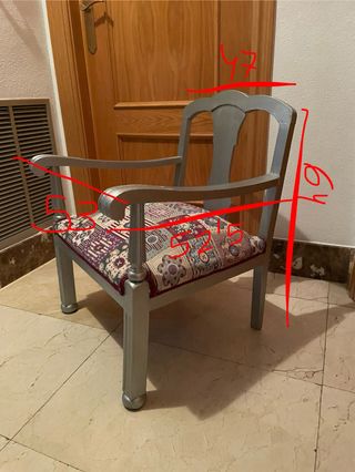 Butaca descalzadora plata y recién tapizada.