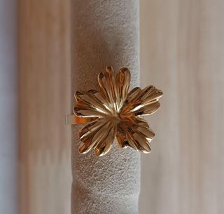 Anillo dorado flor