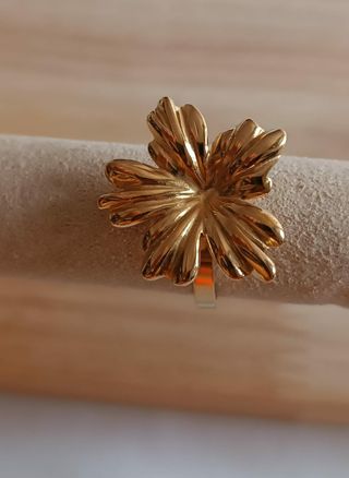Anillo dorado flor