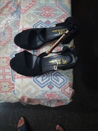 Zapatos tacón negros dorados mujer