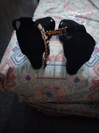 Zapatos tacón negros dorados mujer
