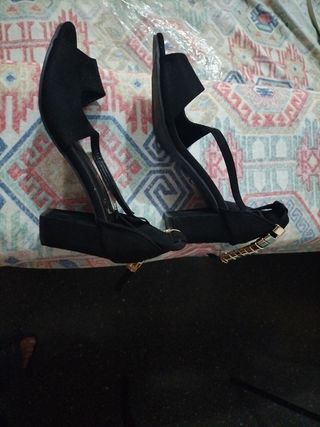 Zapatos tacón negros dorados mujer