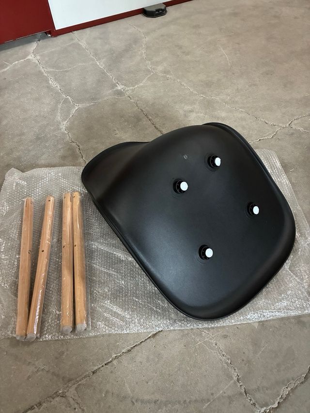 Silla negra - Patas madera