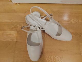 Zapatos blancos de tacón bajo