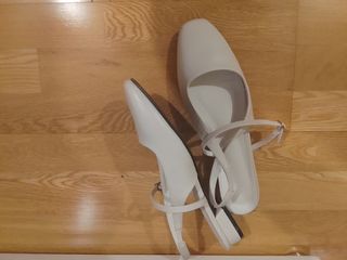 Zapatos blancos de tacón bajo