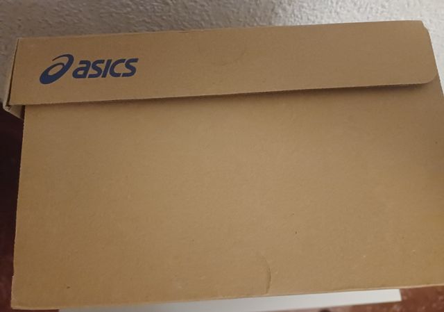 Caja ASICS talla 46