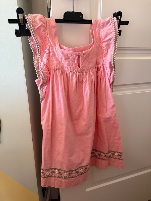 3 Vestidos y una blusa niña 5-6 años