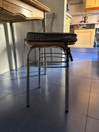  Dos sillas más taburete de cocina de metal mader