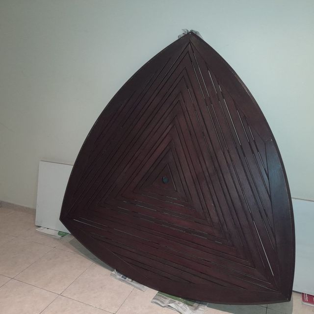 Mesa triangular de madera para exterior + 3 sillas
