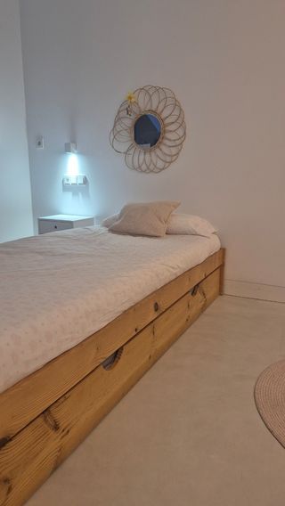 Cama nido + mesilla: madera blanca y marrón