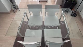 Mesa y 4 sillas de diseño para comedor o cocina