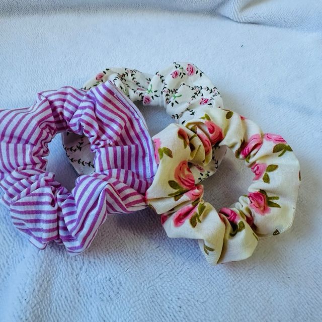 3 Scrunchies Flores - Rosas e Listras