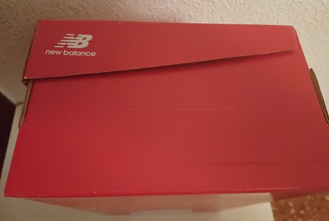 Caja NEW BALANCE  talla 40.5