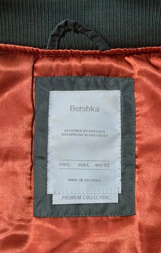 Chaqueta bomber verde de Bershka.