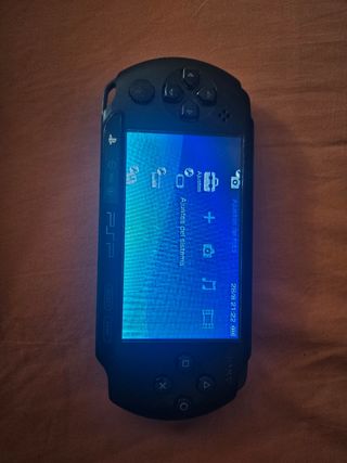 PSP SONY negra con cargador y juego