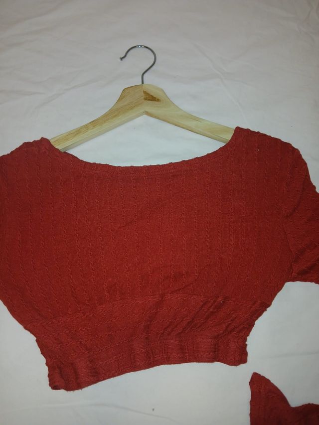 Top rojo tejido