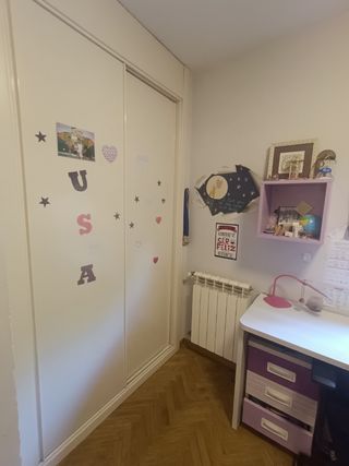 Habitación juvenil morada y blanca 