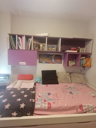 Habitación juvenil morada y blanca 