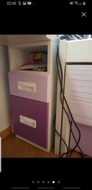 Habitación juvenil morada y blanca 
