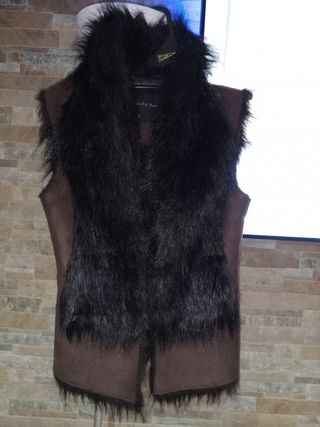 Chaleco Zara Basic pelo marrón