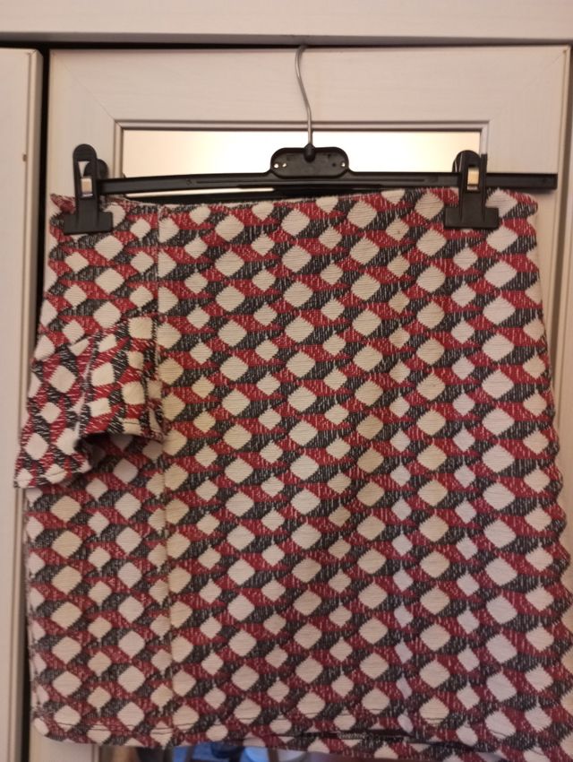 Mini falda estampada roja y blanca