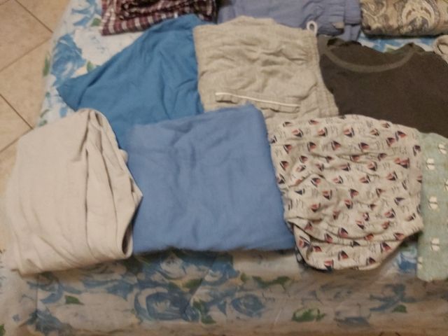 Stock Abiti uomo blu e grigi.