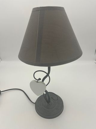 Lampada da comodino grigia con segna nome