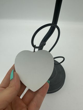 Lampada da comodino grigia con segna nome