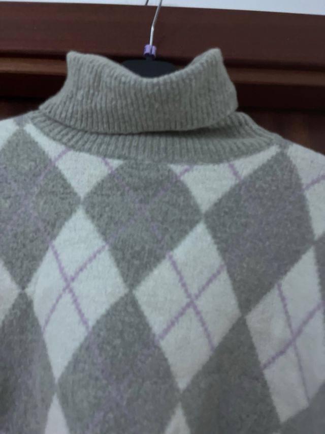 Suéter cuello alto gris blanco