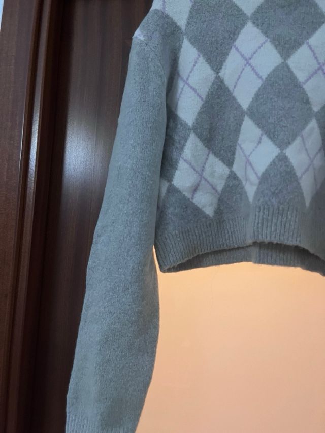 Suéter cuello alto gris blanco