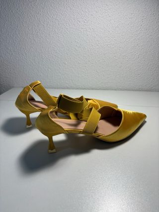 Sandalias tacón amarillo