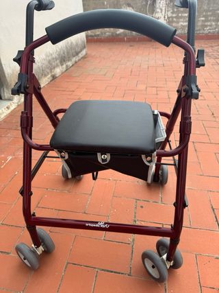 Andador con asiento ortopédico