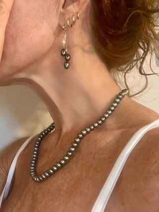 Collar y pendientes perlas grises