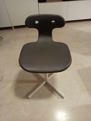 Silla escritorio gris y blanca