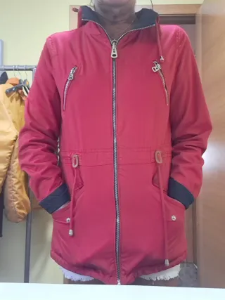 Parka reversible roja y azul