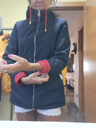 Parka reversible roja y azul