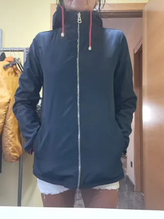 Parka reversible roja y azul