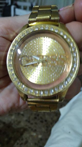 Reloj Guess dorado