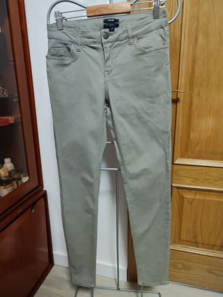 Pantalones KIABI verde oliva talla 36