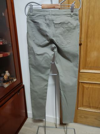 Pantalones KIABI verde oliva talla 36