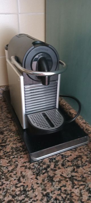 Cafetera cápsulas Nespresso y dispensador