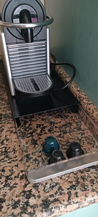 Cafetera cápsulas Nespresso y dispensador