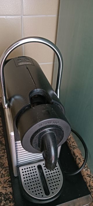 Cafetera cápsulas Nespresso y dispensador