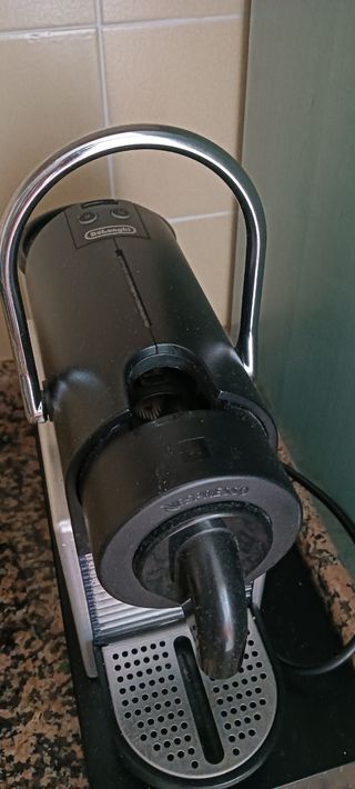Cafetera cápsulas Nespresso y dispensador