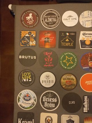 Collezione di sottobicchieri da birra