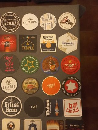 Collezione di sottobicchieri da birra