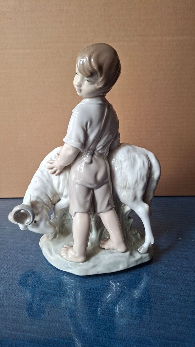 Porcelana vintage NAO Lladró niño con carnero